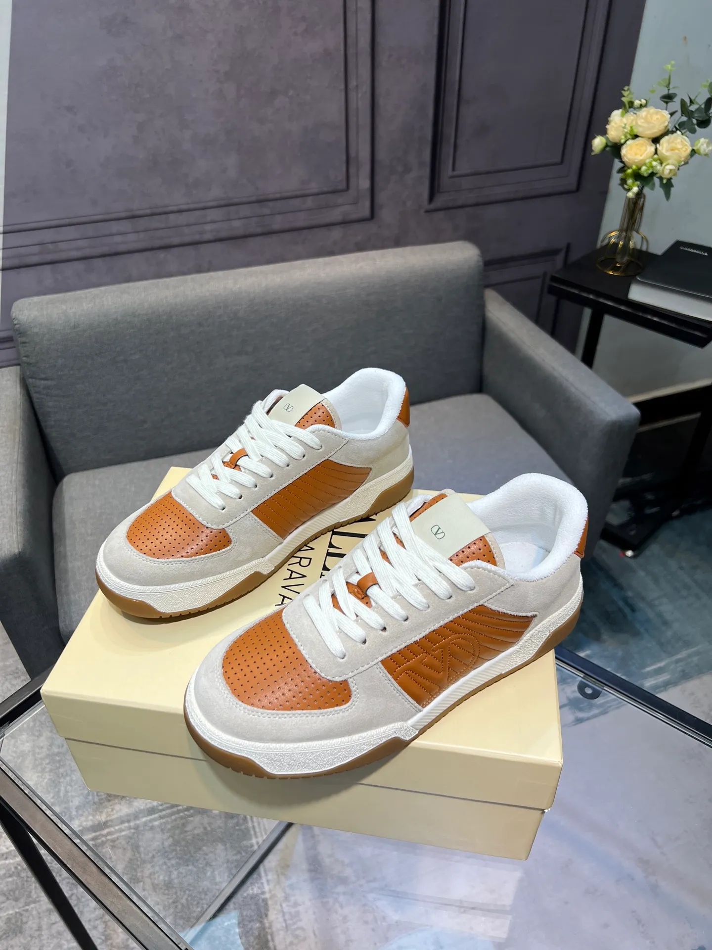 Men's shoes 💰720 VALENTINO Valentino 2025 popular casual sports shoes! 👍Fabric: Original custom punched + full-grain cowhide 👍Feet: cowhide + V-mark special injection insole (original 1:1) 👍Outsole: TPR+raw rubber combination wear-resistant outsole 👍Packaging: original beige full set of noble counter packaging 👍Code number: women's 35-41, men's 38-45 women's 40.41 men's 45.46 customized